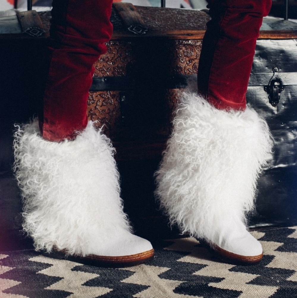 SOLD!  NWOB - BEARPAW Boetis White - 8